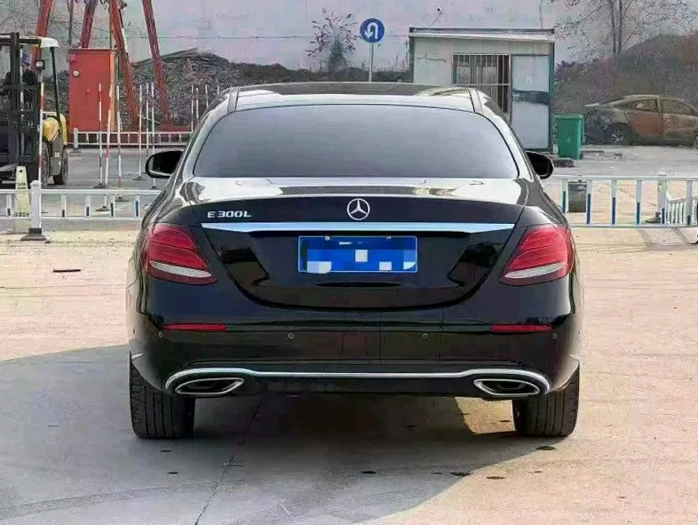 奔驰E 后面外观三