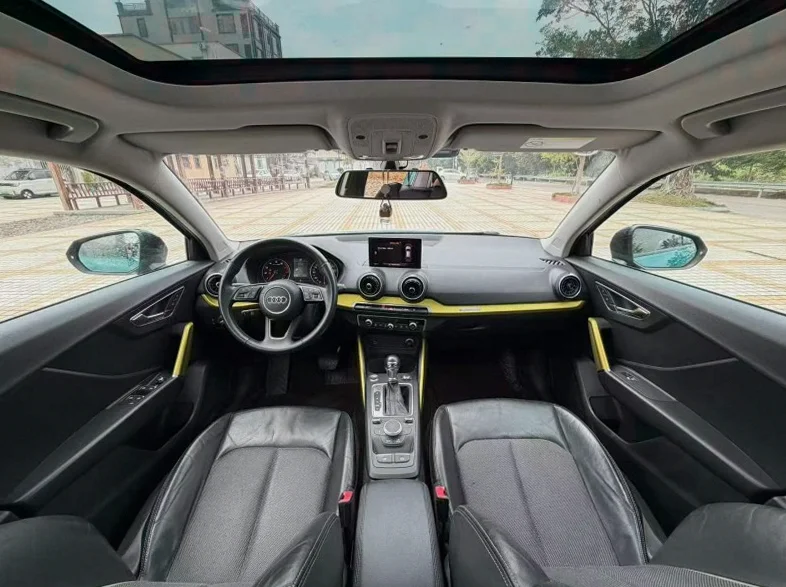 奥迪Q2 内饰前排