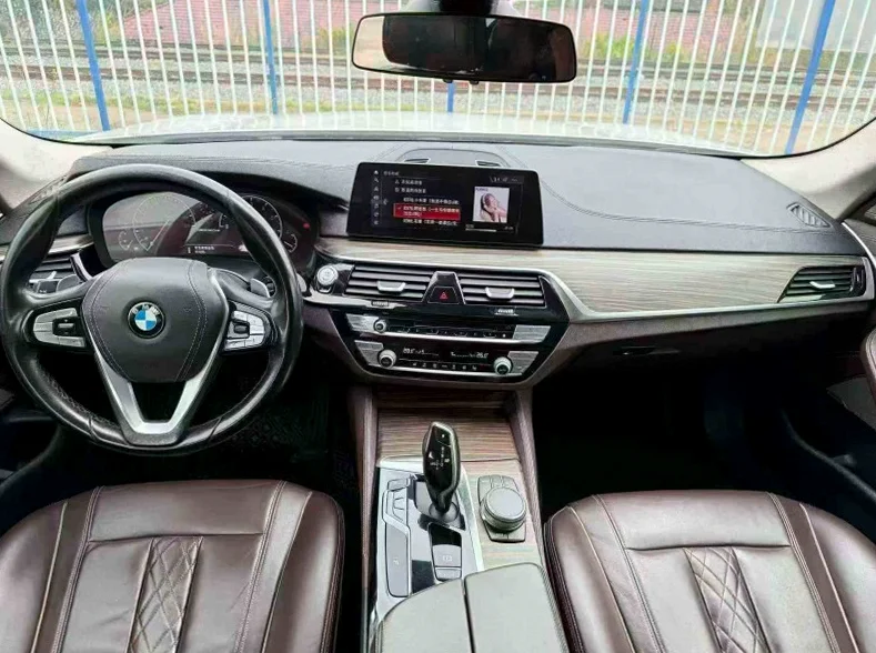 宝马5系 后面外观一