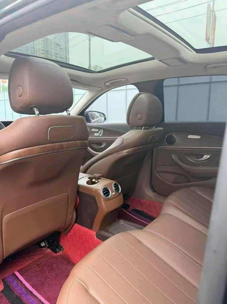 奔驰E 后面外观三