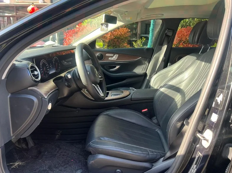 奔驰E 后面外观一