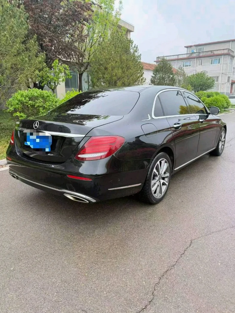 奔驰E 内饰后排