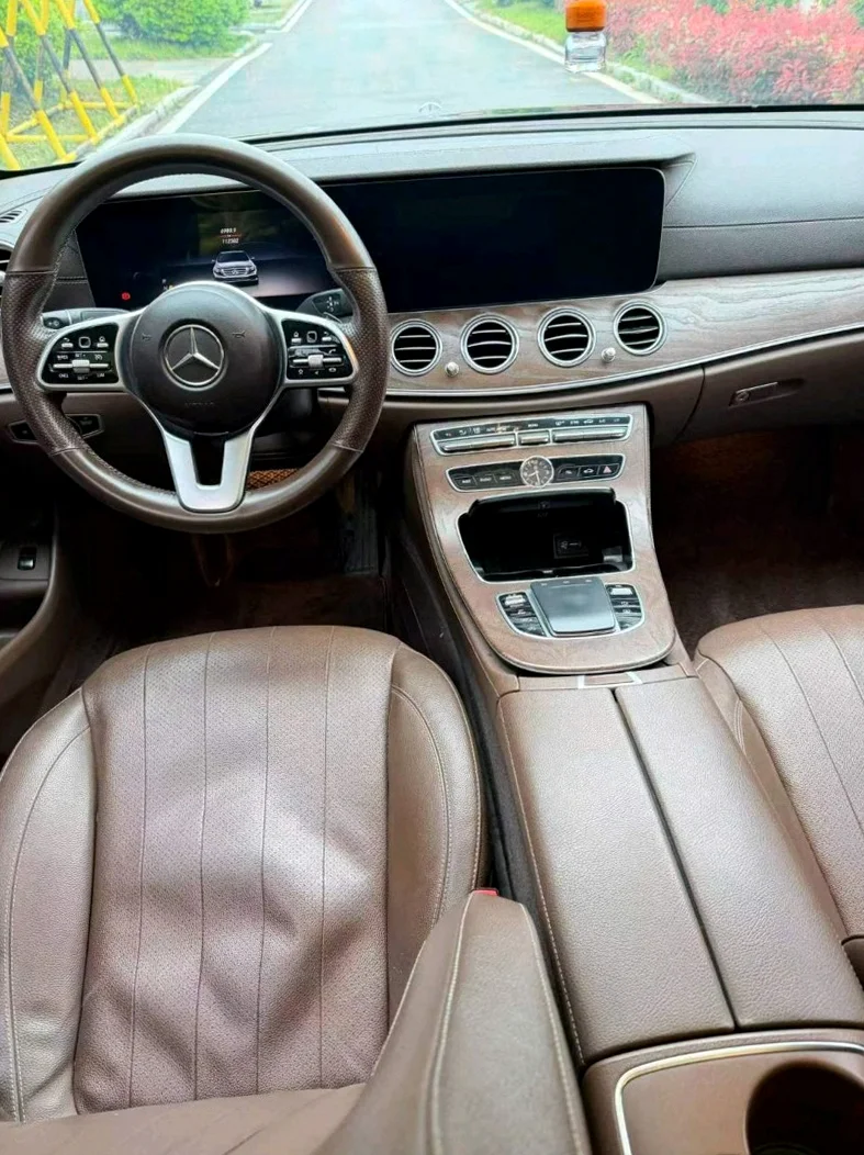 奔驰E 后面外观三