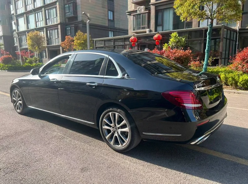 奔驰E 内饰后排