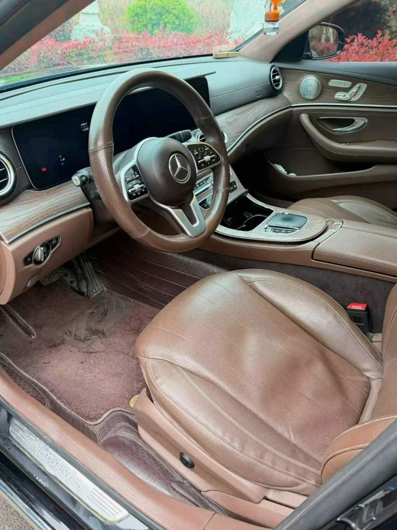 奔驰E 后面外观一