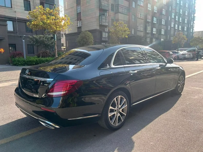 奔驰E 内饰前排