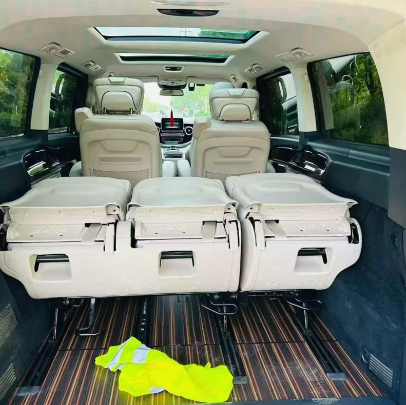 奔驰V 后面外观二