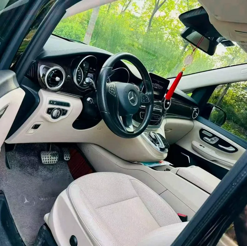 奔驰V 后面外观一