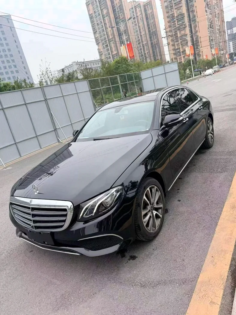 奔驰E 正面外观二