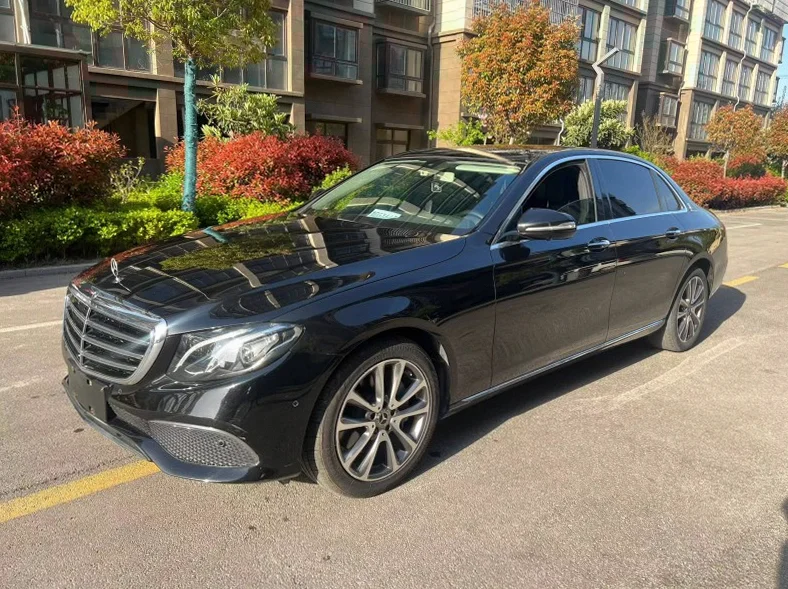 奔驰E 正面外观二