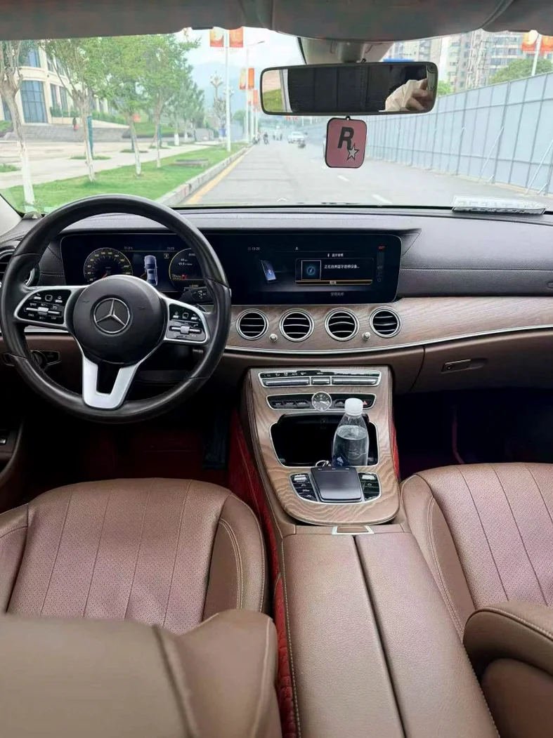 奔驰E 后面外观二