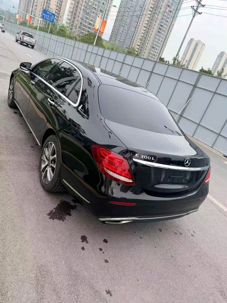 奔驰E 内饰后排