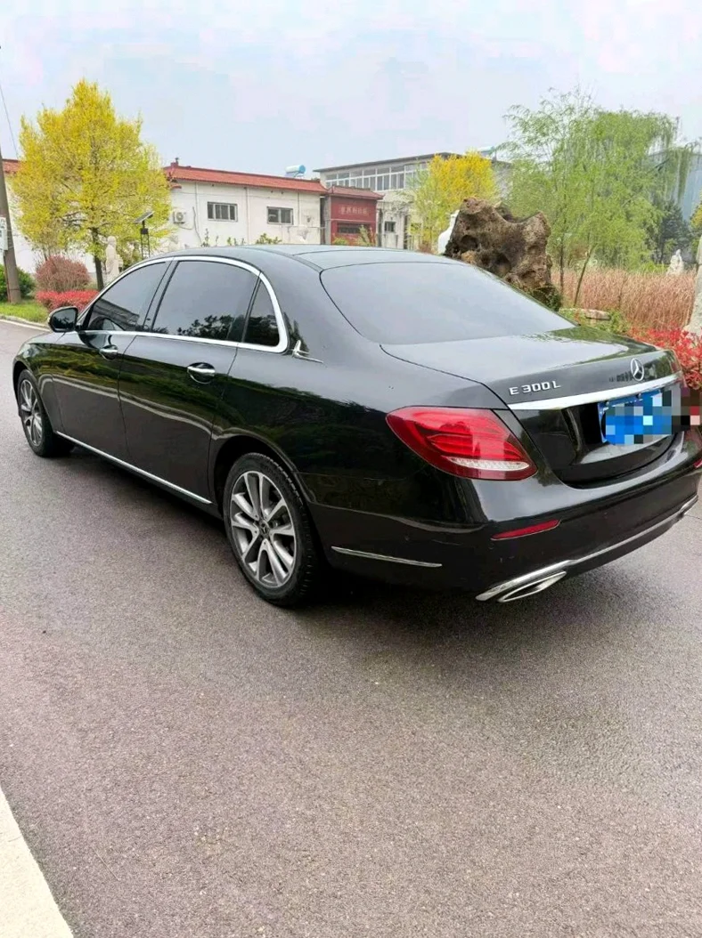 奔驰E 内饰前排