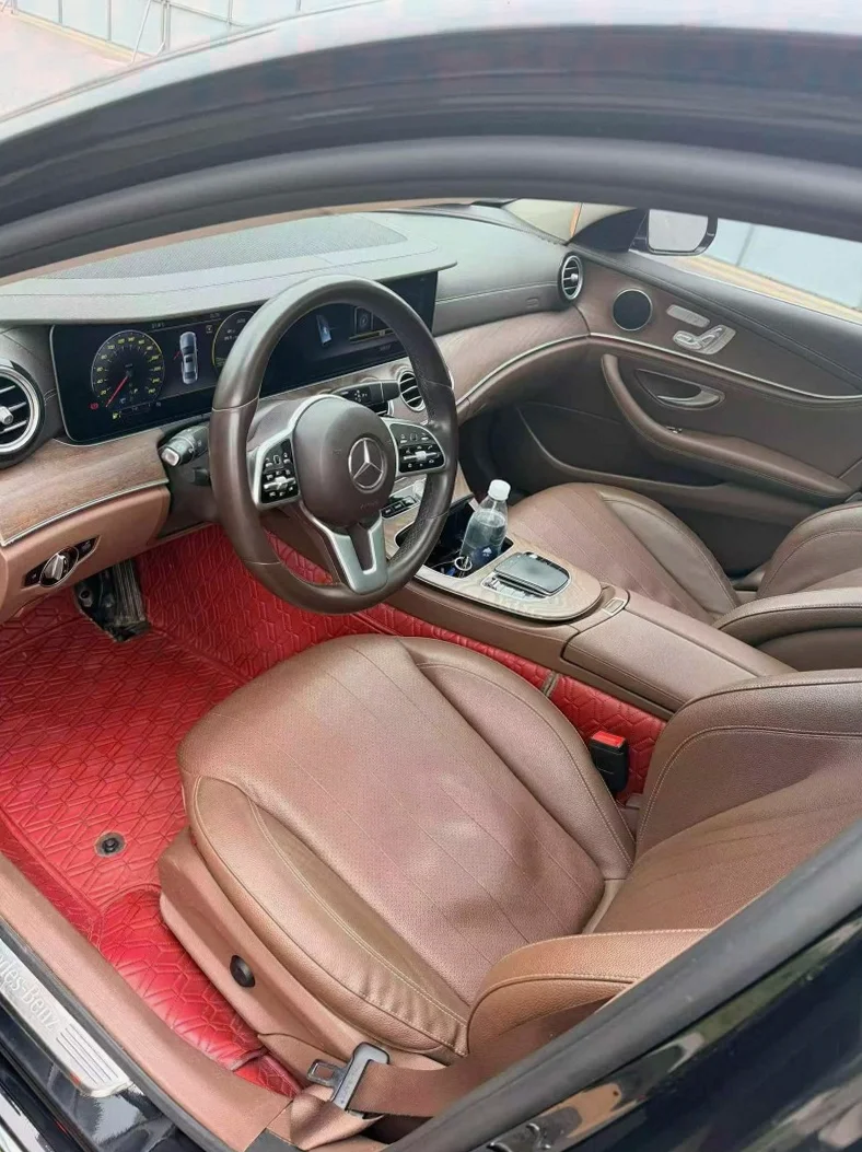 奔驰E 后面外观一