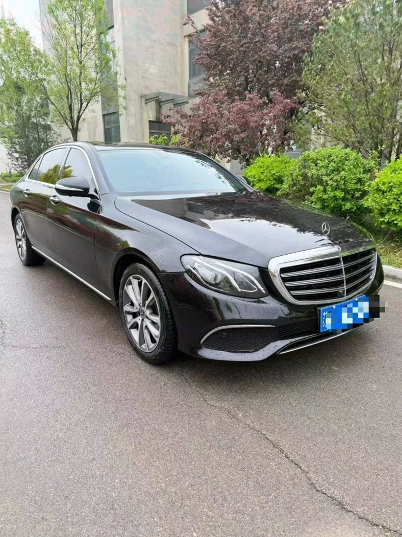 奔驰E 正面外观三