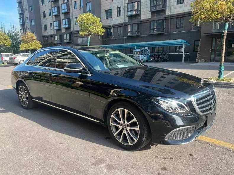 奔驰E 正面外观三