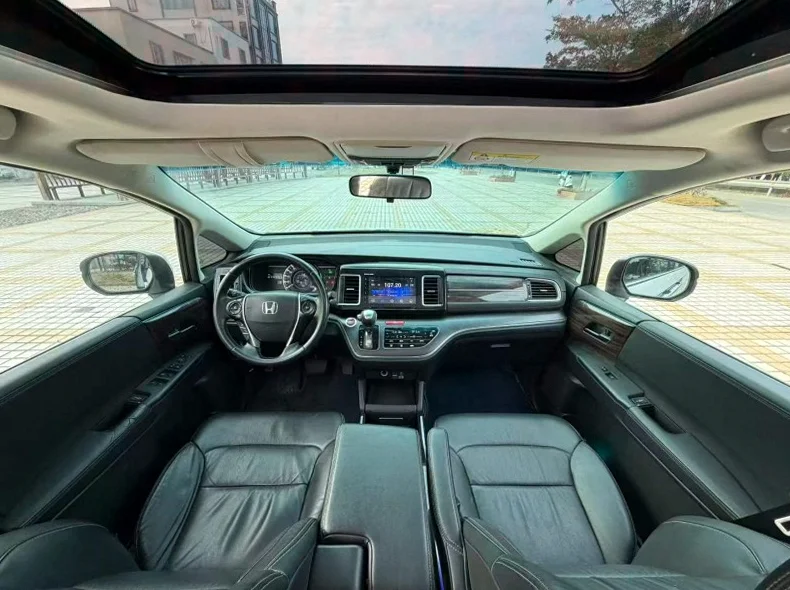 本田艾力绅 内饰前排