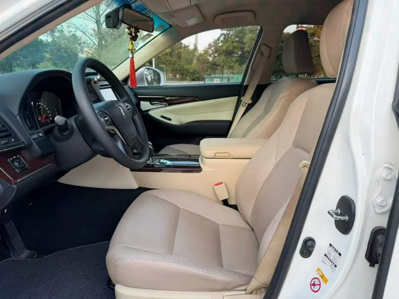 丰田皇冠 后面外观一