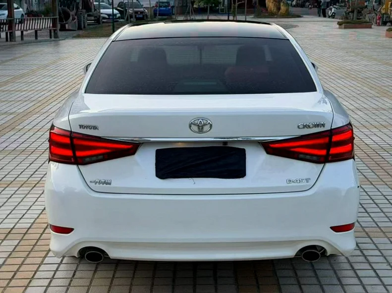 丰田皇冠 驾驶室