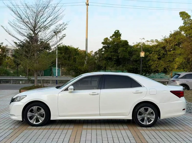 丰田皇冠 正面外观三