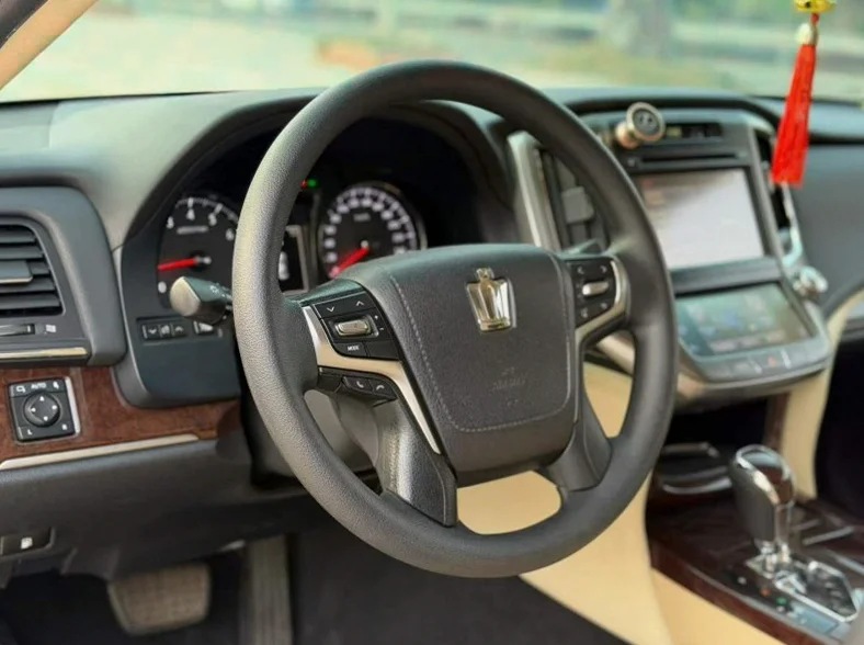 丰田皇冠 后面外观二