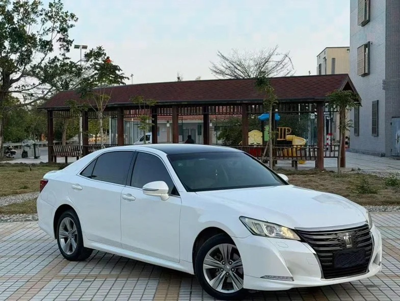 丰田皇冠 正面外观二