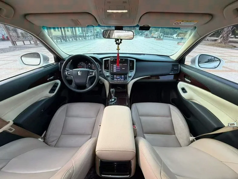 丰田皇冠 内饰前排