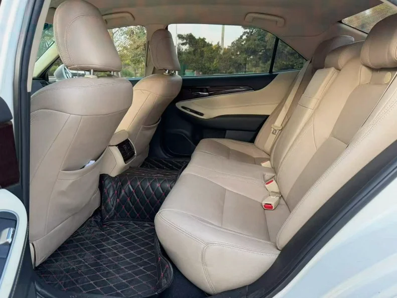 丰田皇冠 后面外观三