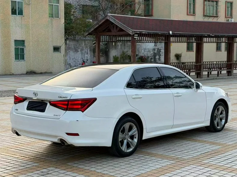 丰田皇冠 内饰后排