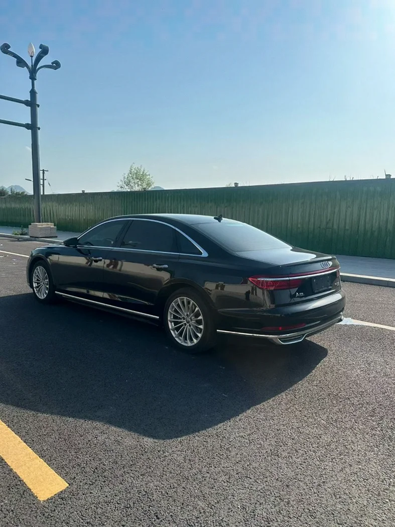 奥迪A8L 内饰前排