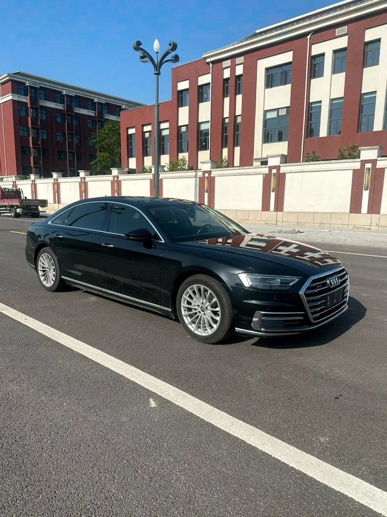 奥迪A8L 正面外观三