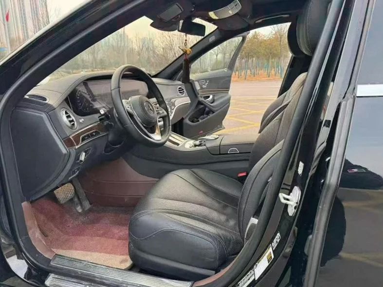 奔驰S 后面外观二