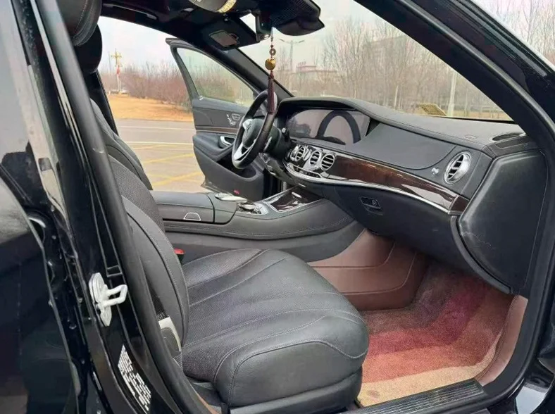 奔驰S 后面外观一