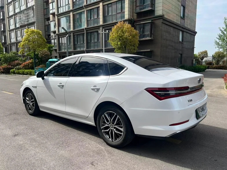 比亚迪秦 内饰后排