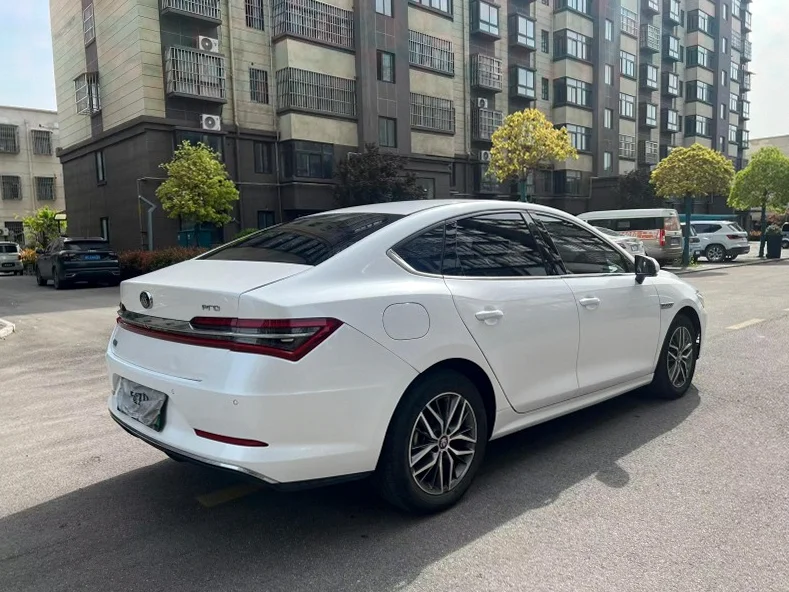 比亚迪秦 内饰前排