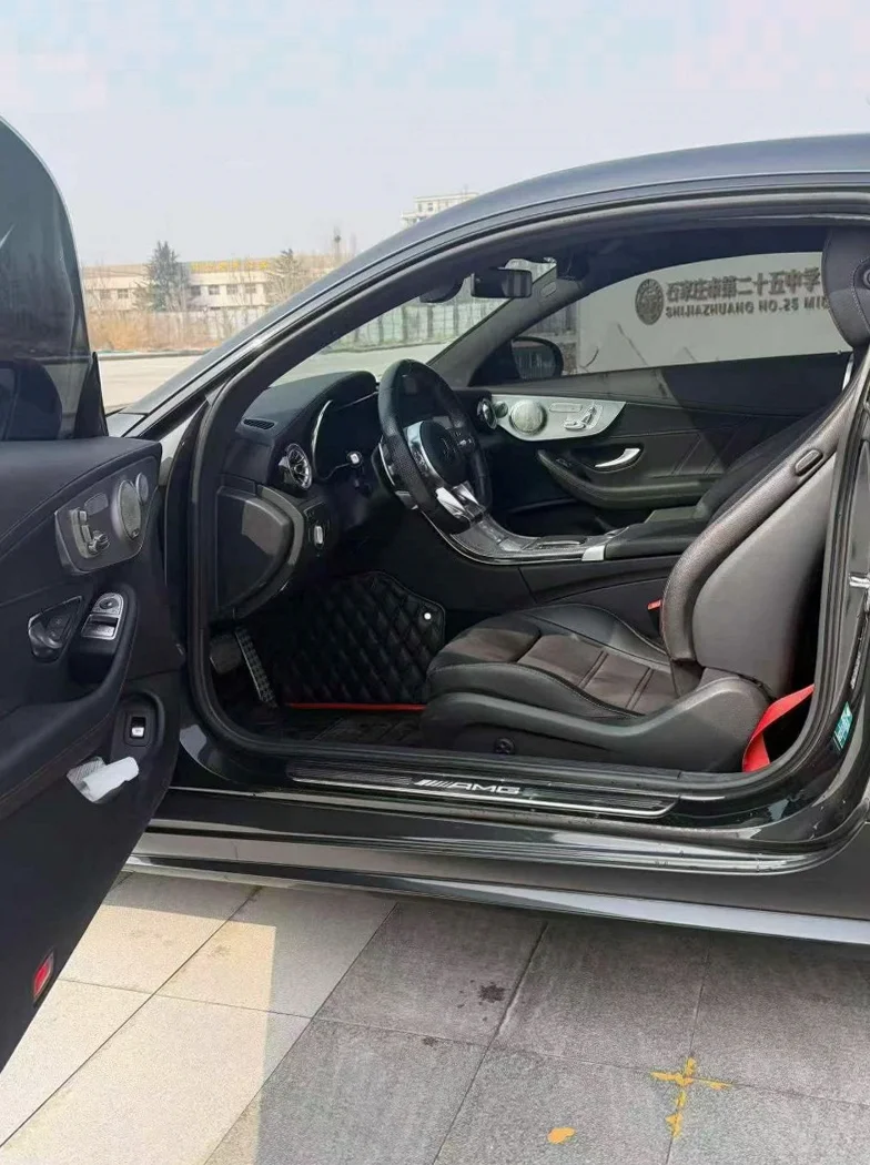 奔驰AMG 后面外观一