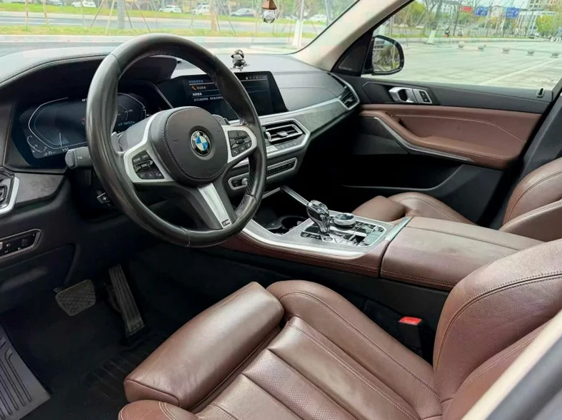 宝马X5 正面外观三