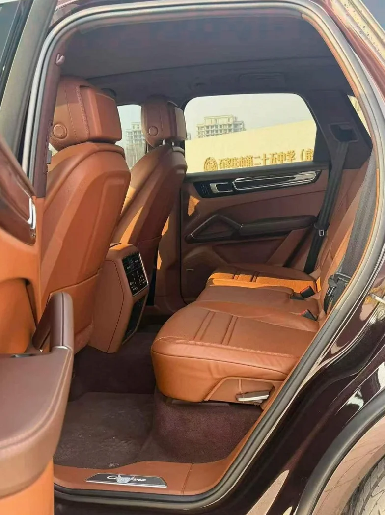 保时捷卡宴 后面外观一