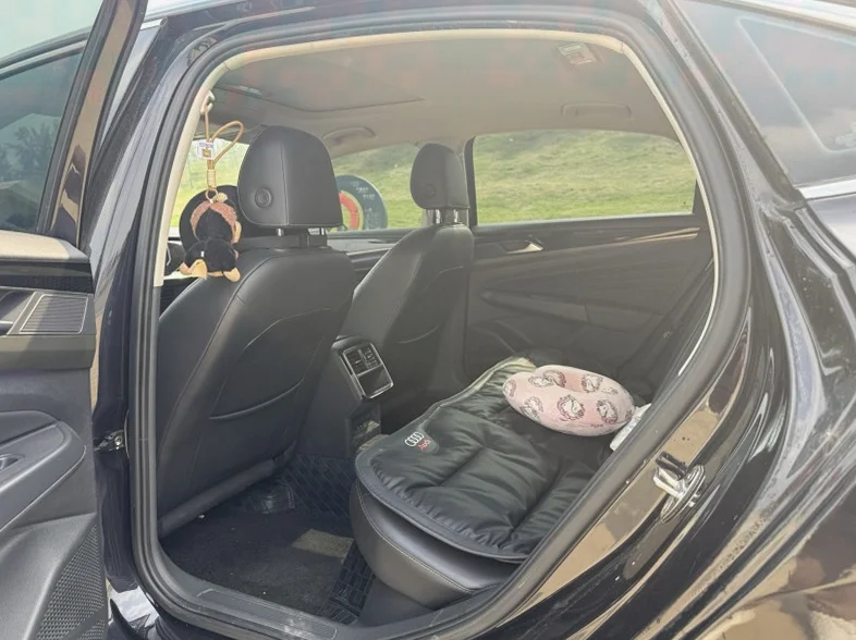 大众帕萨特 内饰后排