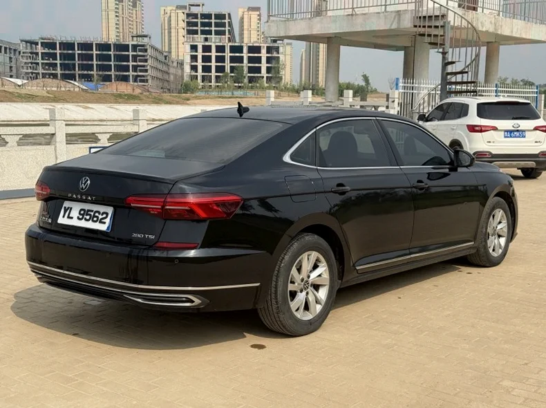 大众帕萨特 后面外观一