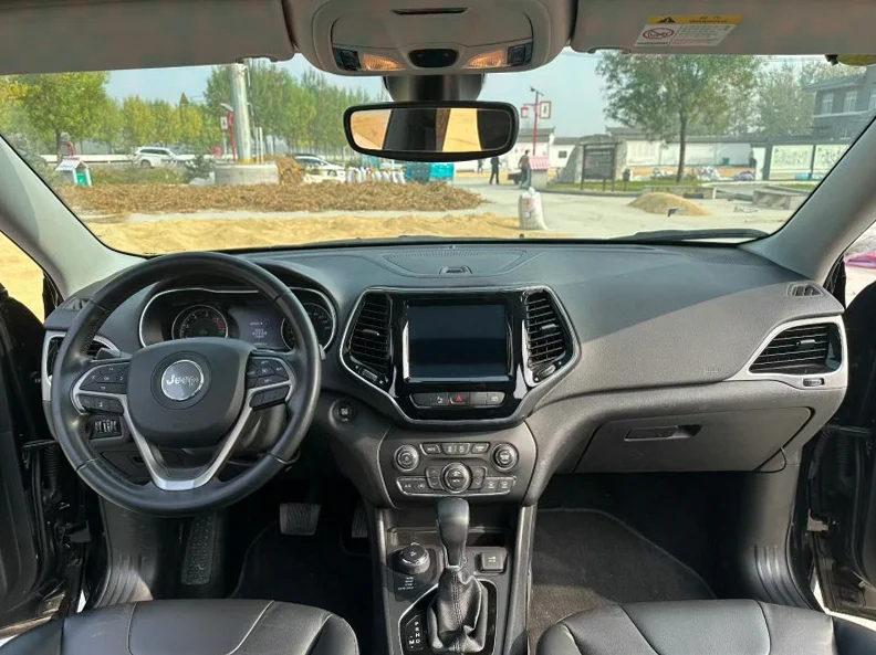 Jeep自由光 后面外观一