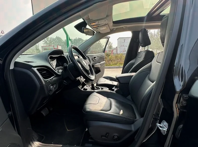 Jeep自由光 正面外观三