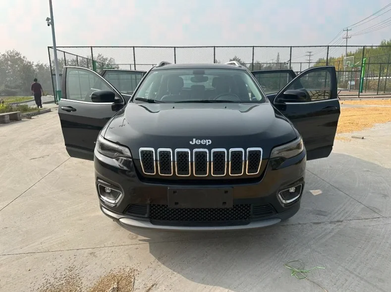 Jeep自由光 内饰前排