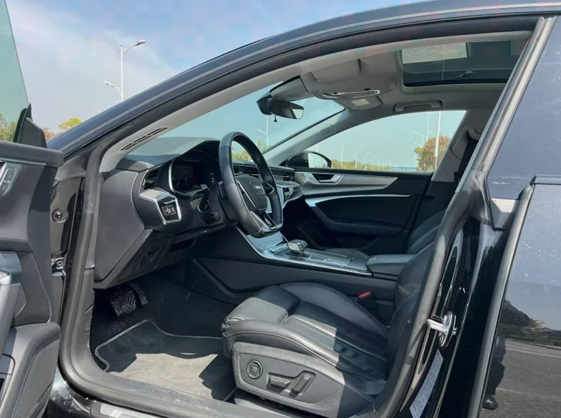 奥迪A7L 正面外观三