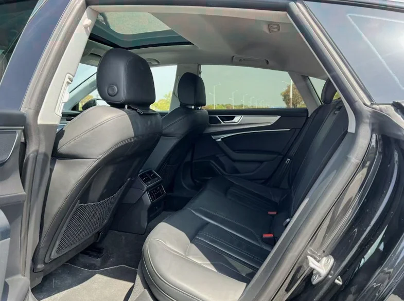 奥迪A7L 内饰前排