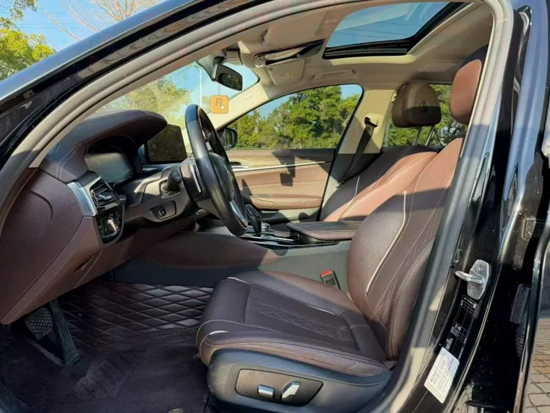 宝马5系 后面外观一