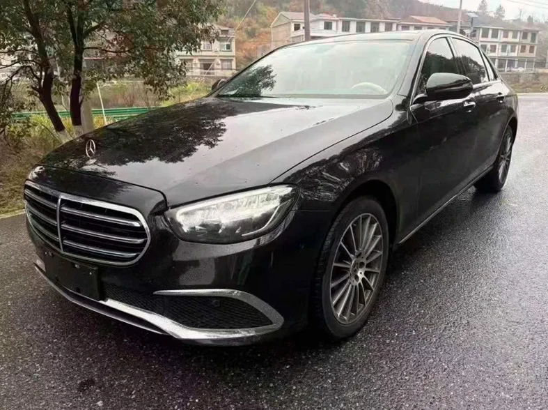 奔驰E 正面外观二