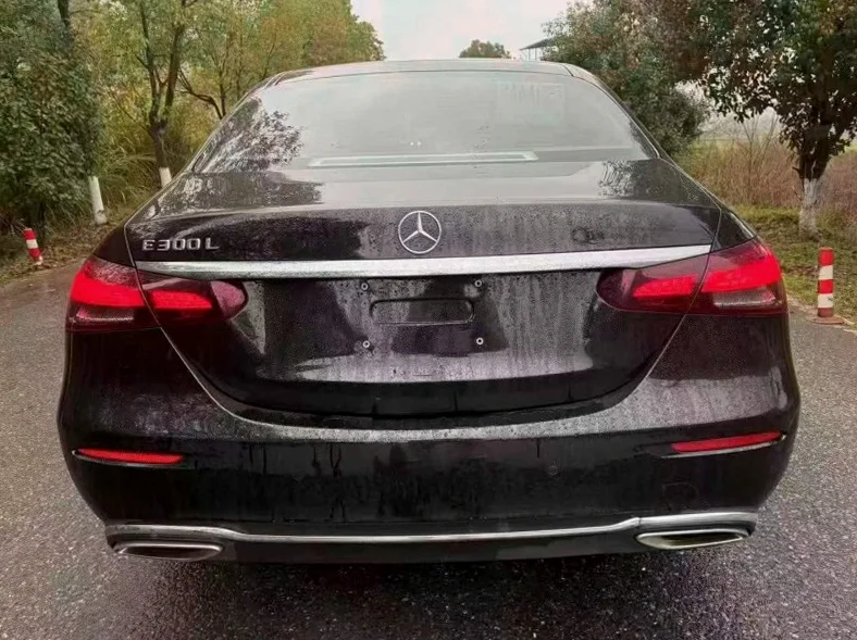 奔驰E 内饰后排