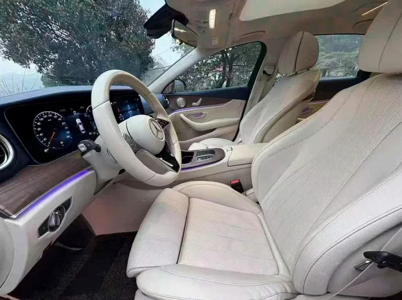 奔驰E 后面外观一