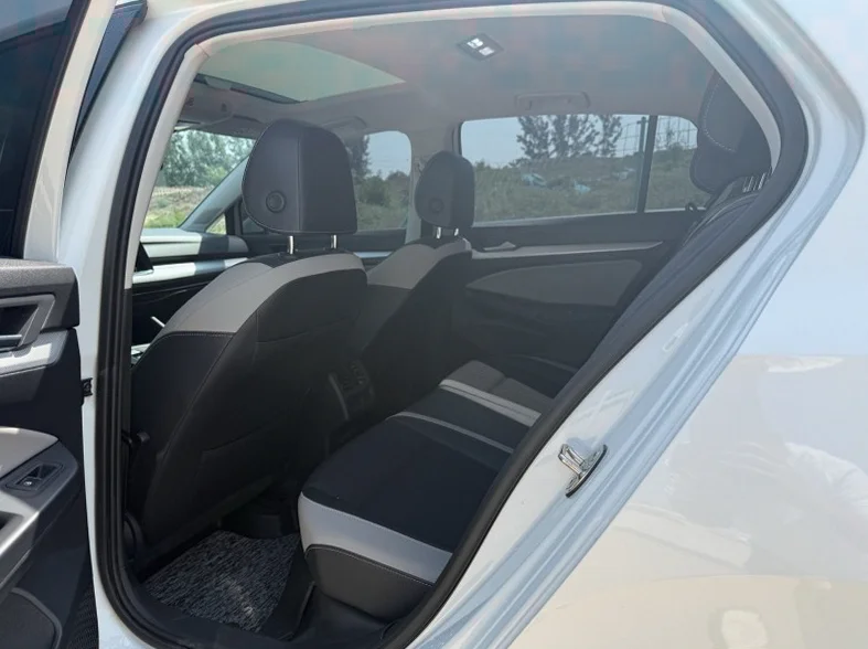 大众高尔夫 内饰后排